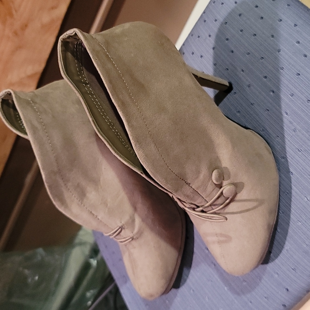 Apt 9 faux suede heels- womens 10 med